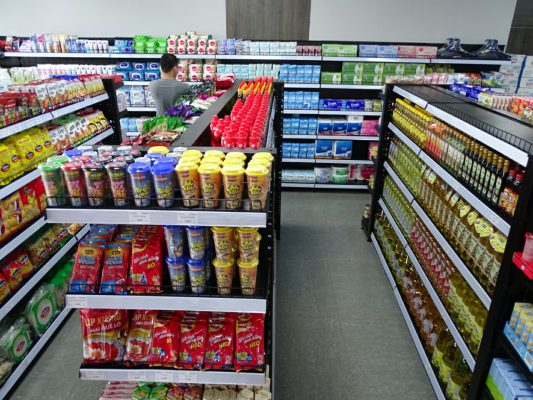 Hàng hóa được trưng bày theo đúng quy tắc chuẩn siêu thị